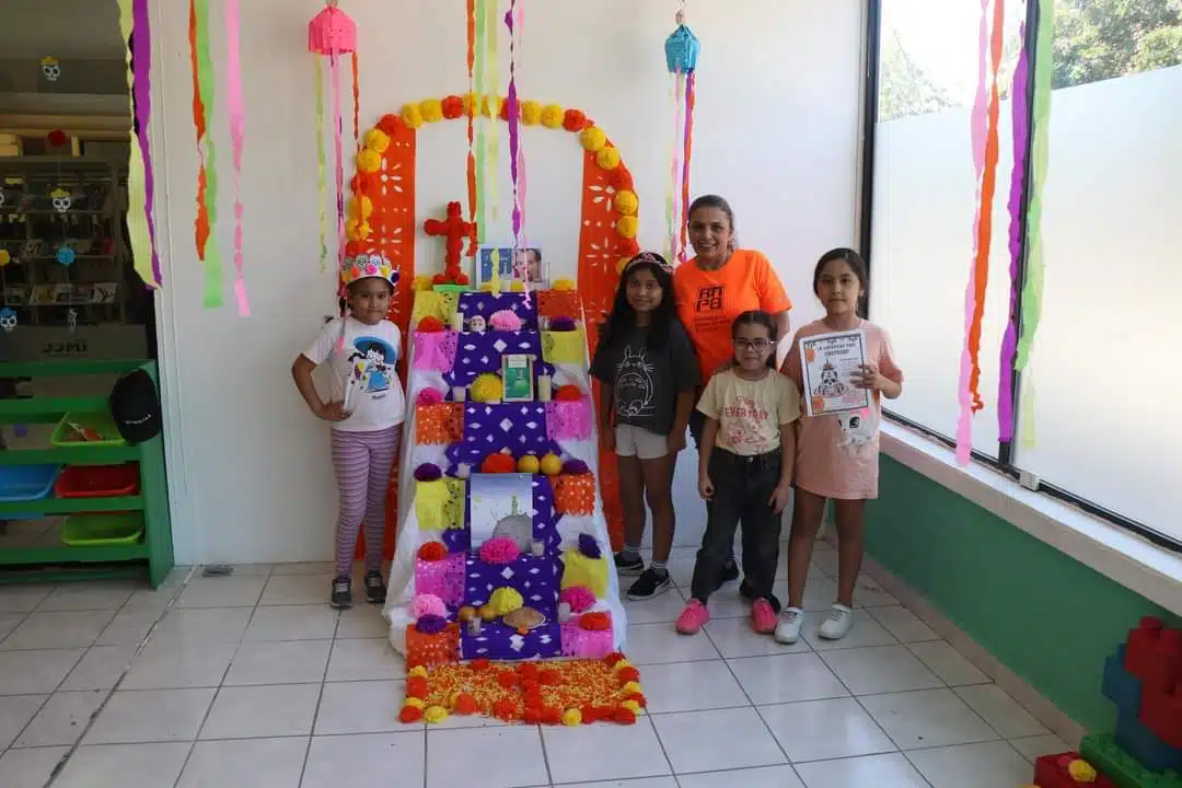 Niños elaboran altar de muertos dedicado a Antoine de Saint-Exupéry, autor de El Principito