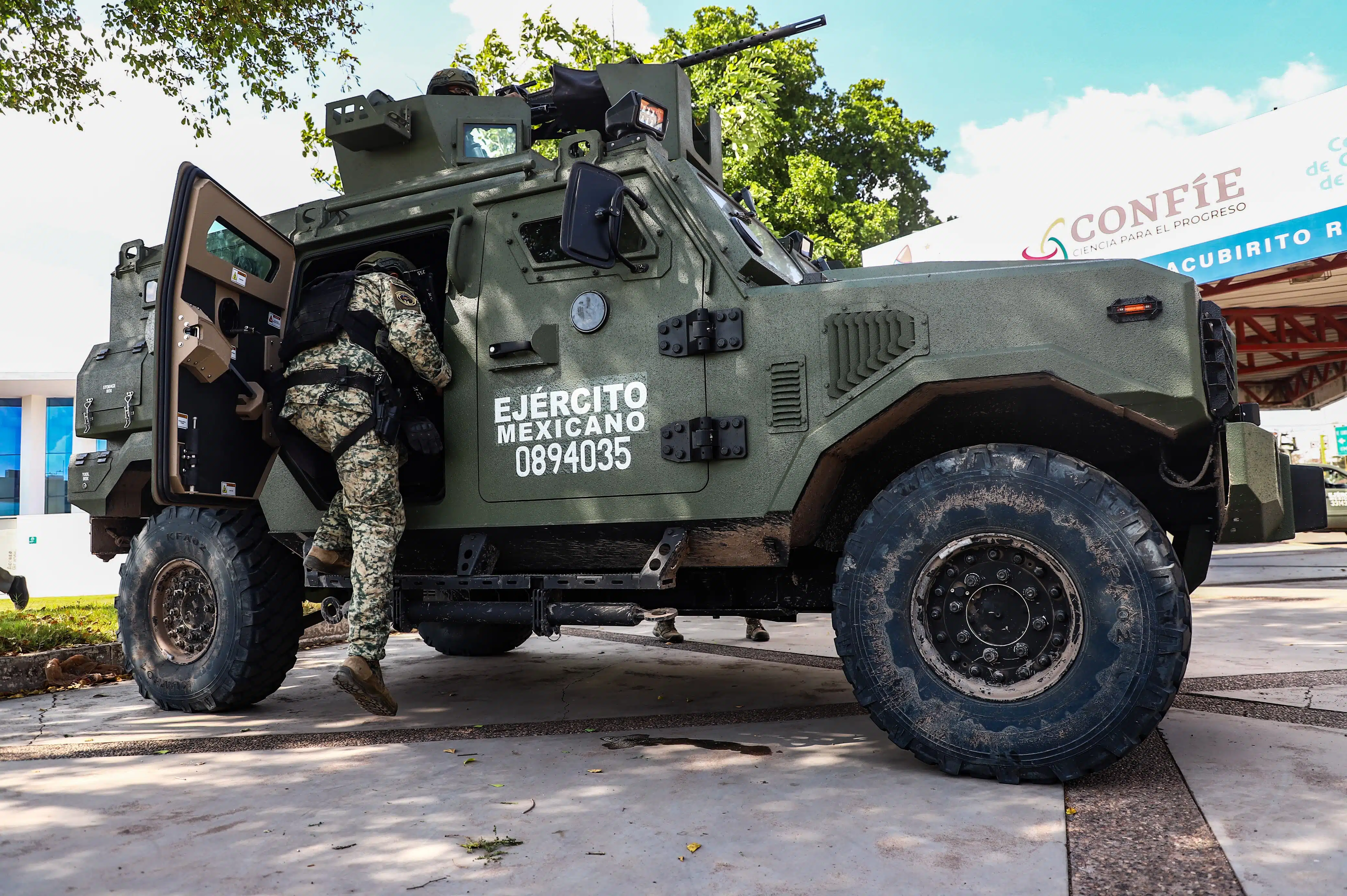 Elemenos del Ejército Mexicano abordando el vehículo táctico Ocelotl en las calles de Culiacán.