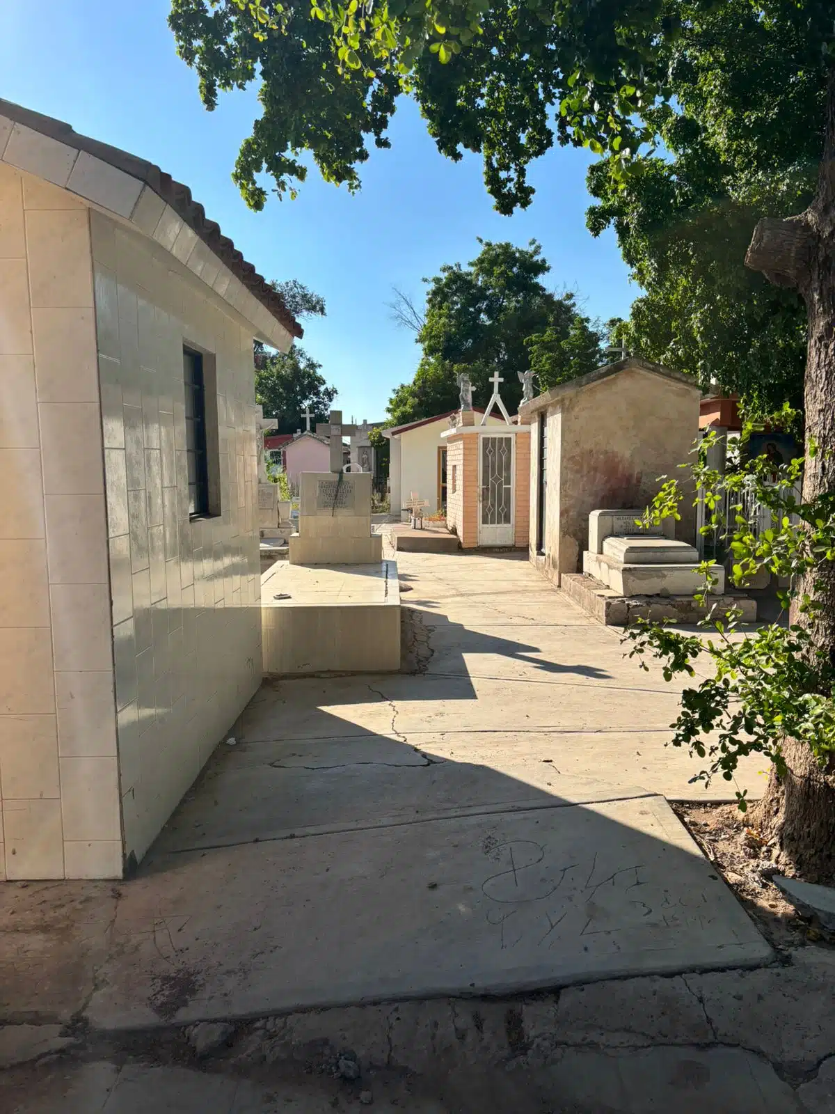 Limpieza de panteones por parte del área de Parques y Jardines del Ayuntamiento de Guasave.