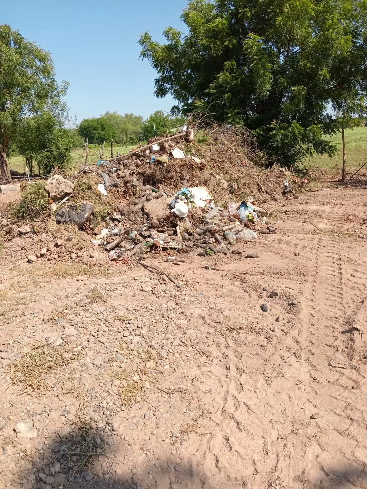 Limpieza de panteones por parte del área de Parques y Jardines del Ayuntamiento de Guasave.