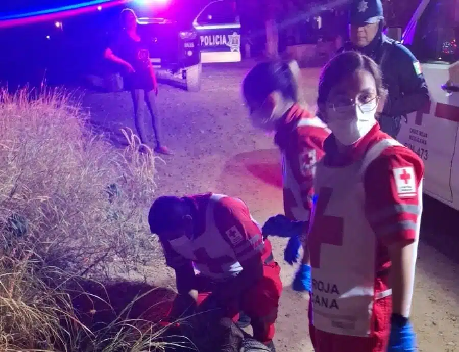 Paramédicos de la Cruz Roja brindan auxilio al motociclista accidentado