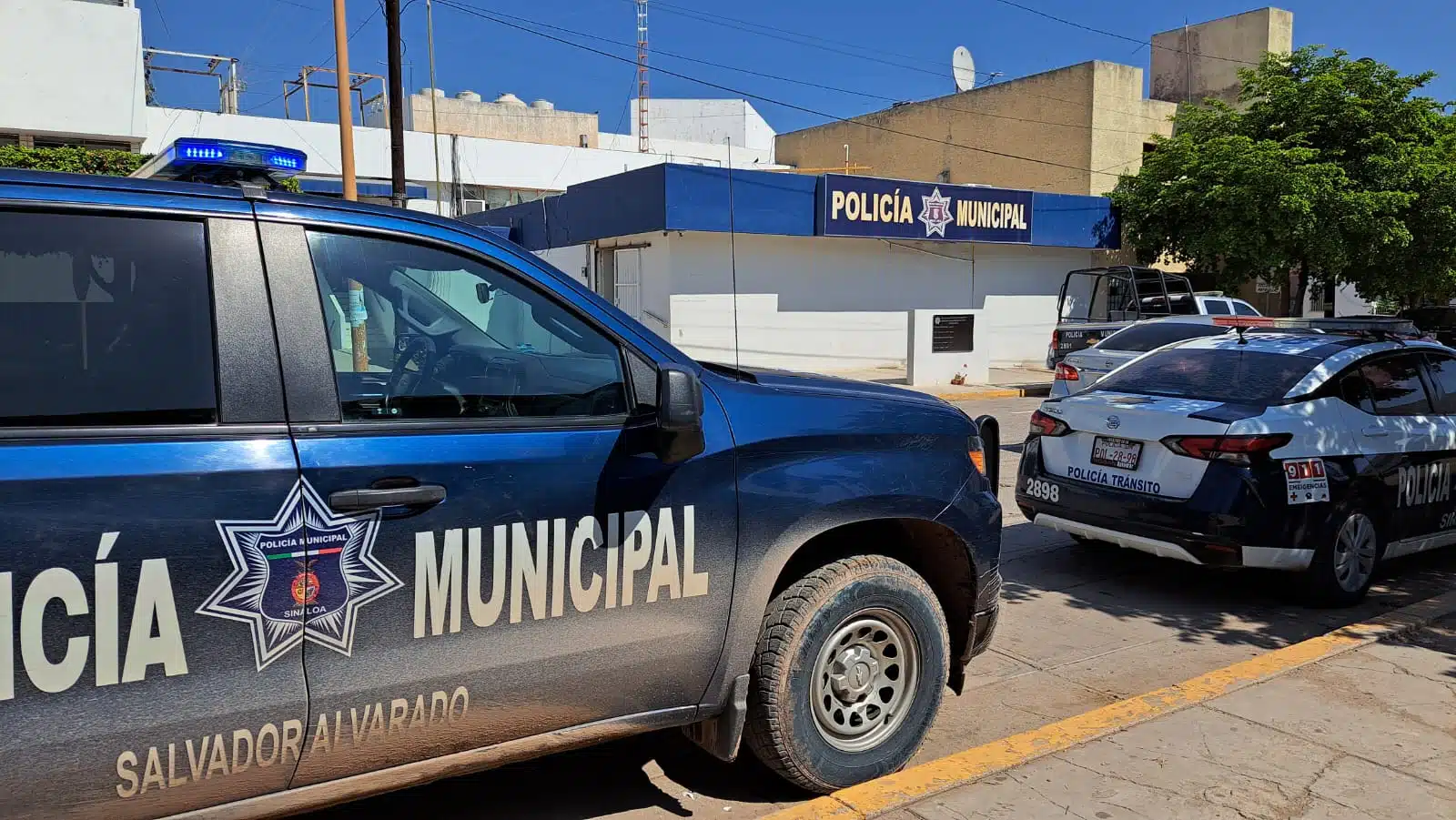 Patrulla de la Policía Municipal afuera de Seguridad Pública en Salvador Alvarado