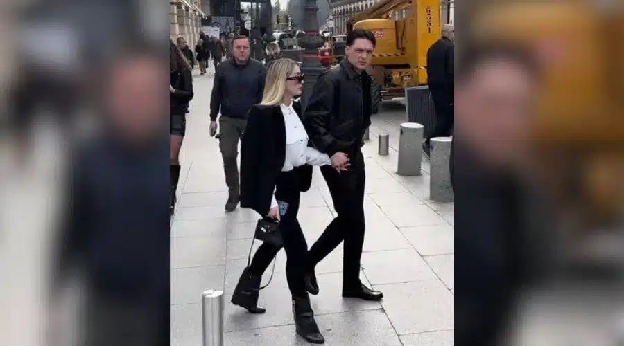 Peso Pluma es captado paseando con una joven rubia en París