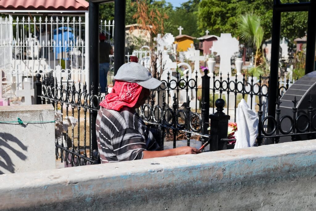 Jornada de limpieza en el panteón de Los Mochis por las festividades del 1 de noviembre y Día de Muertos