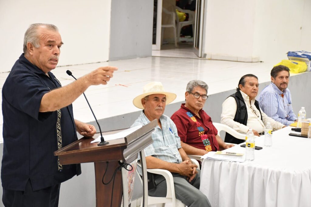 Francisco René Bojórquez Camacho presentando su obra "Playa Colorada, Angostura; Un Paraíso Con Mucha Historia".