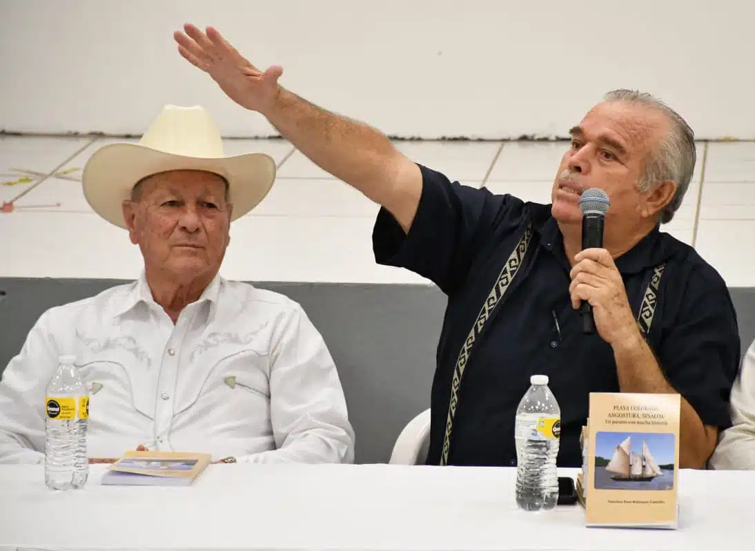 Francisco René Bojórquez Camacho junto al alcalde presentando su obra literaria titulada: 