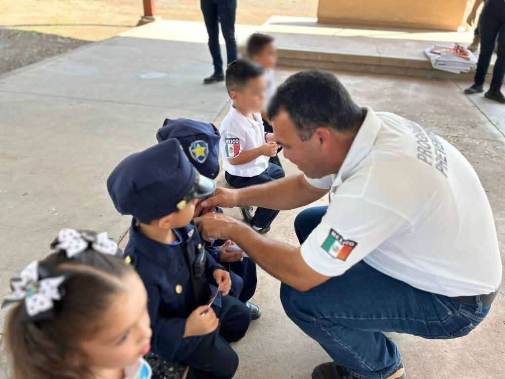 Niñso en programa  “El policía es mi amigo” 