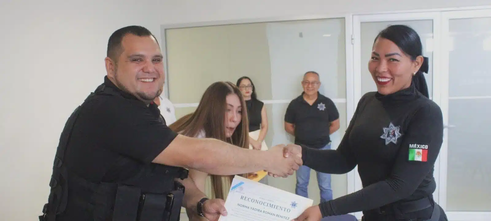 Jaime Othoniel Barrón Valdez entregando reconocimientos a policías destacados del municipio.