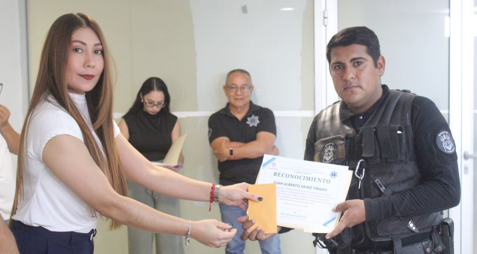 Jaime Othoniel Barrón Valdez entregando reconocimientos a policías destacados del municipio.