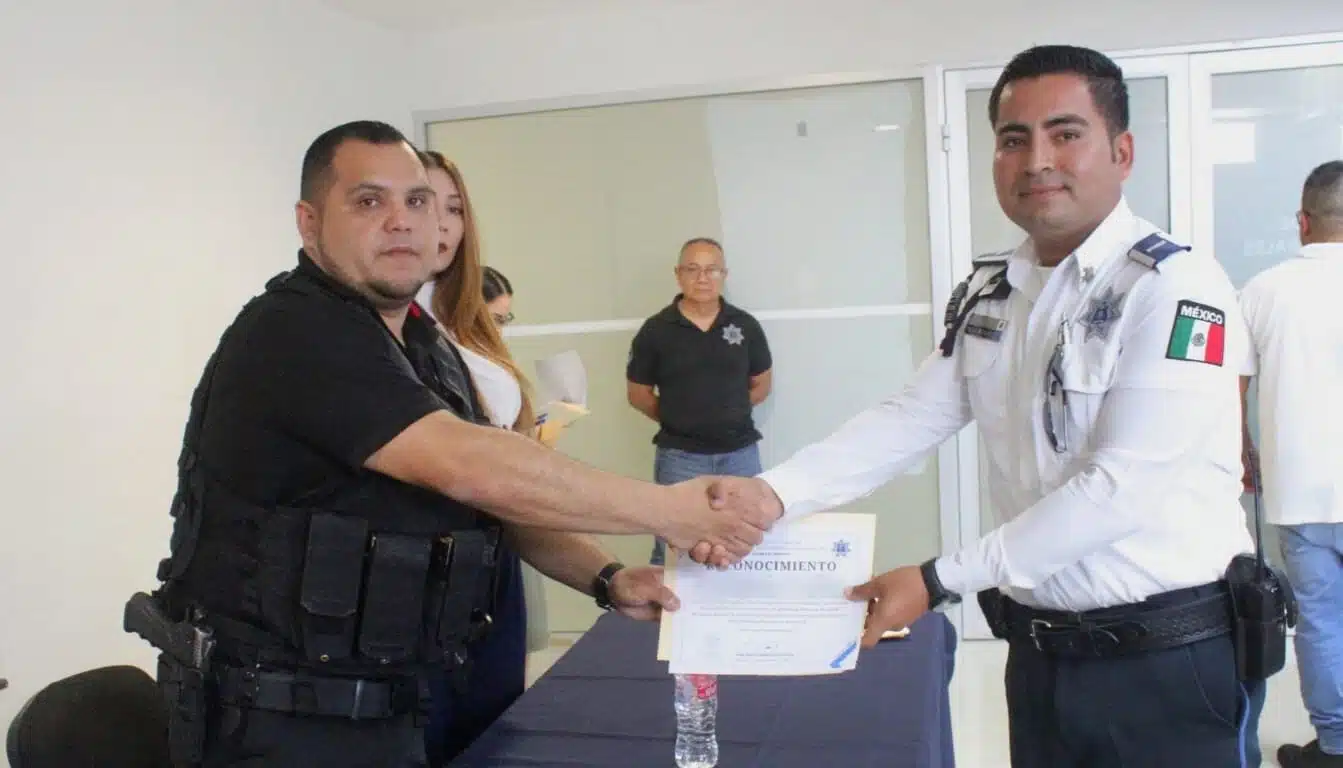 Jaime Othoniel Barrón Valdez entregando reconocimientos a policías destacados del municipio.