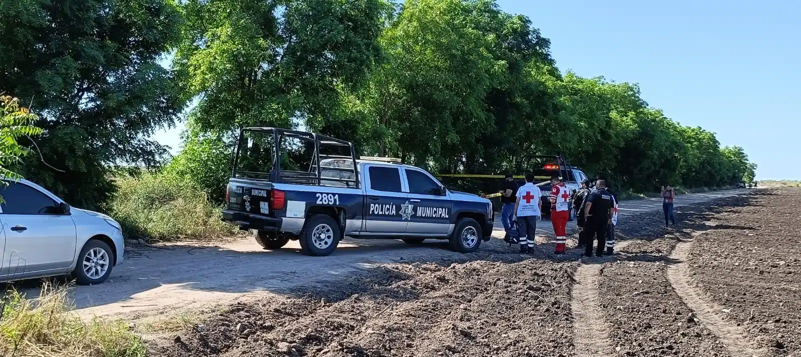 Policías municipales y paramédicos de Cruz Roja en Guamúchil