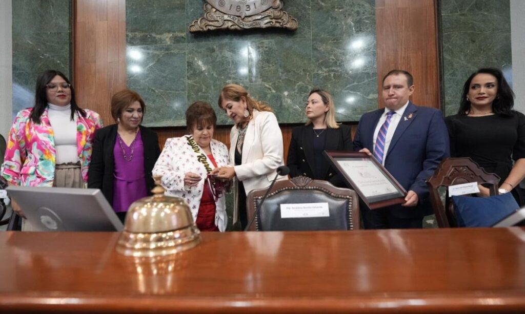 Gloria Estela Valenzuela Ávila recibiendo su reconocimiento tras ganar el Premio a la Mujer Rural Sinaloense 2024.