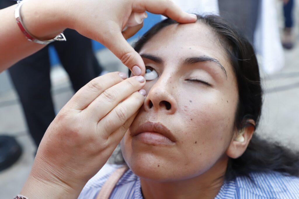 Mujer recibiendo su prótesis ocular por parte del Sistema DIF Mazatlán.