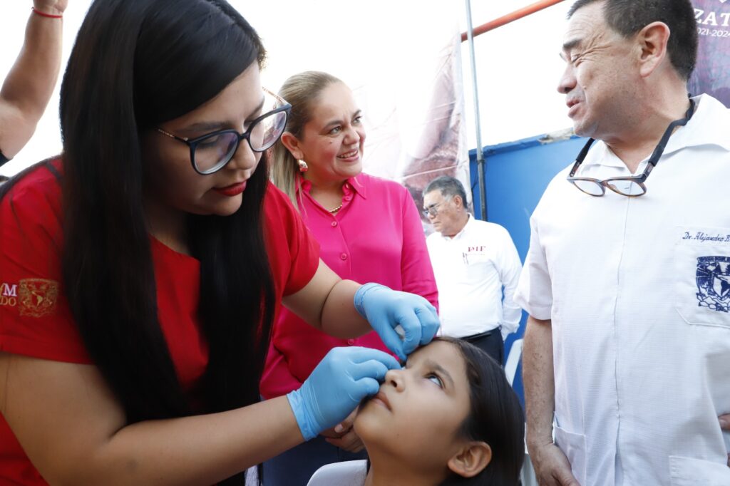 María Teresa Apodaca de González, presidenta de DIF Mazatlán, presente durante la campaña gratuita de prótesis oculares.