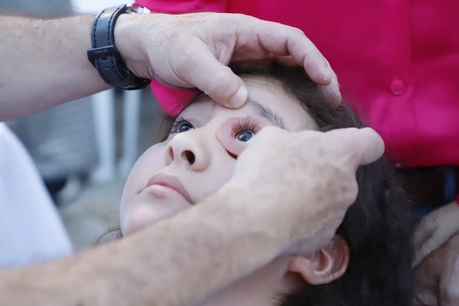 Médico especialista trabajando con la prótesis de una menor.