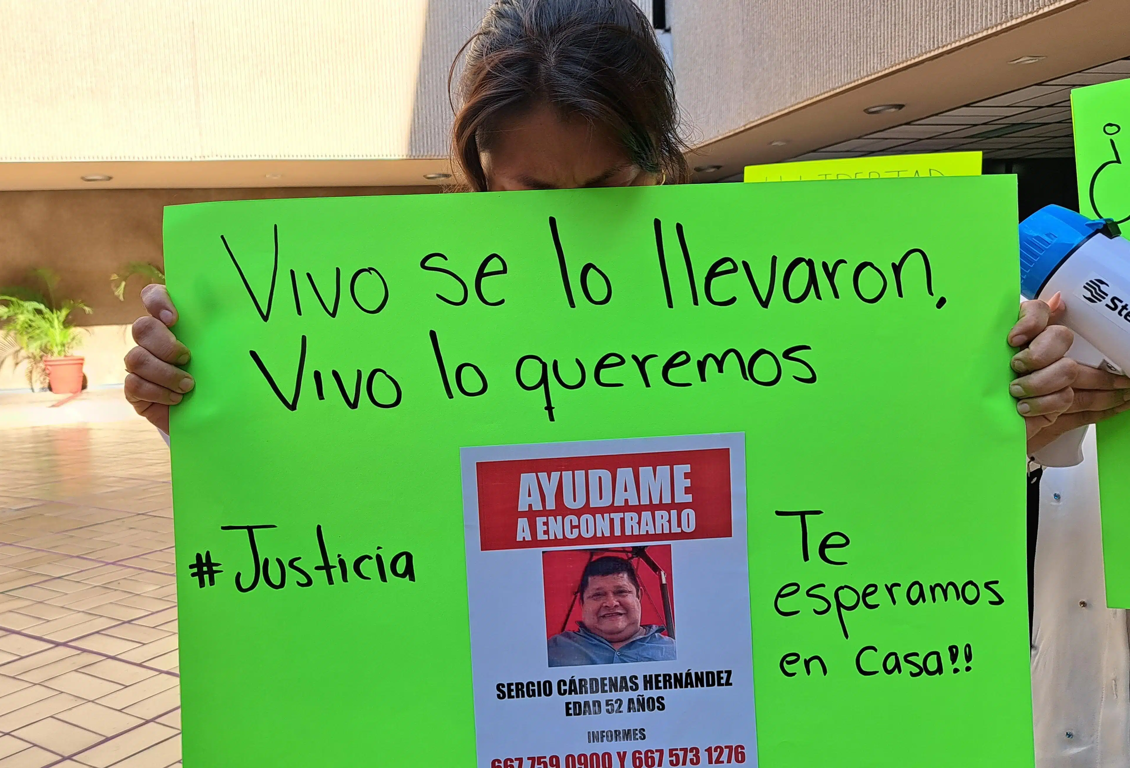 Familiares del repartidor de El Debate protestan en el palacio de gobierno de Culiacán