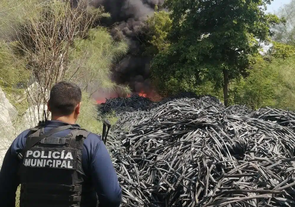 Quema de miles de mangueras para riego moviliza cuerpos de emergencia