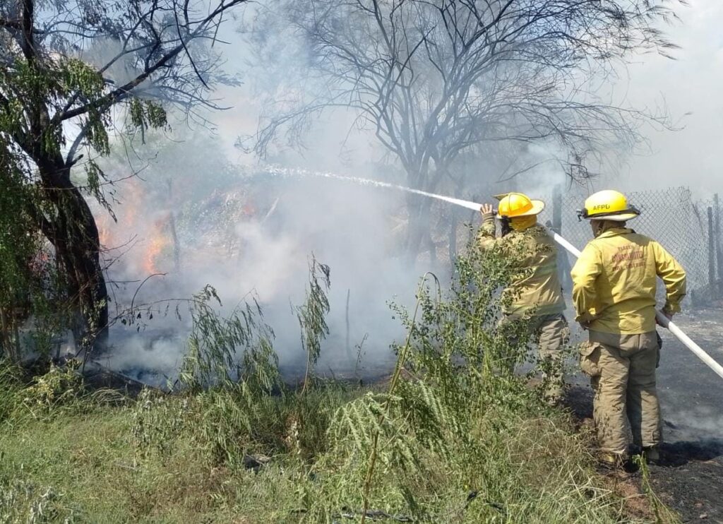 Quema de miles de mangueras para riego moviliza cuerpos de emergencia