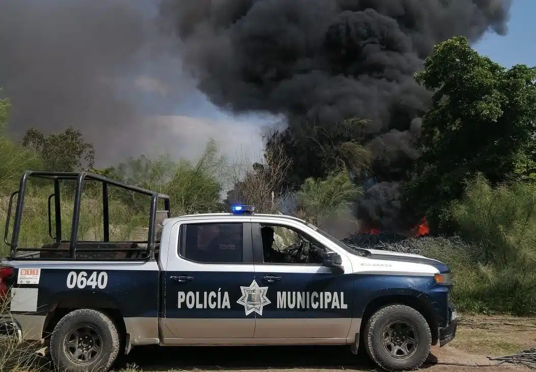 Quema de miles de mangueras para riego moviliza cuerpos de emergencia