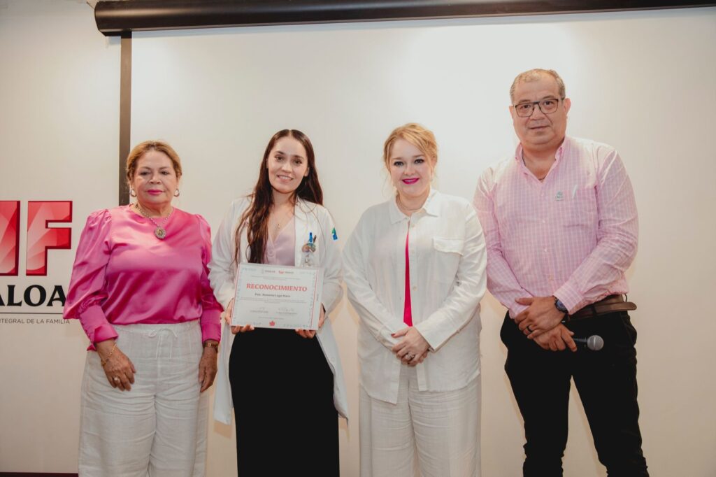 Ramona Lugo Haro recibiendo un reconocimiento por parte del Sistema DIF Sinaloa.