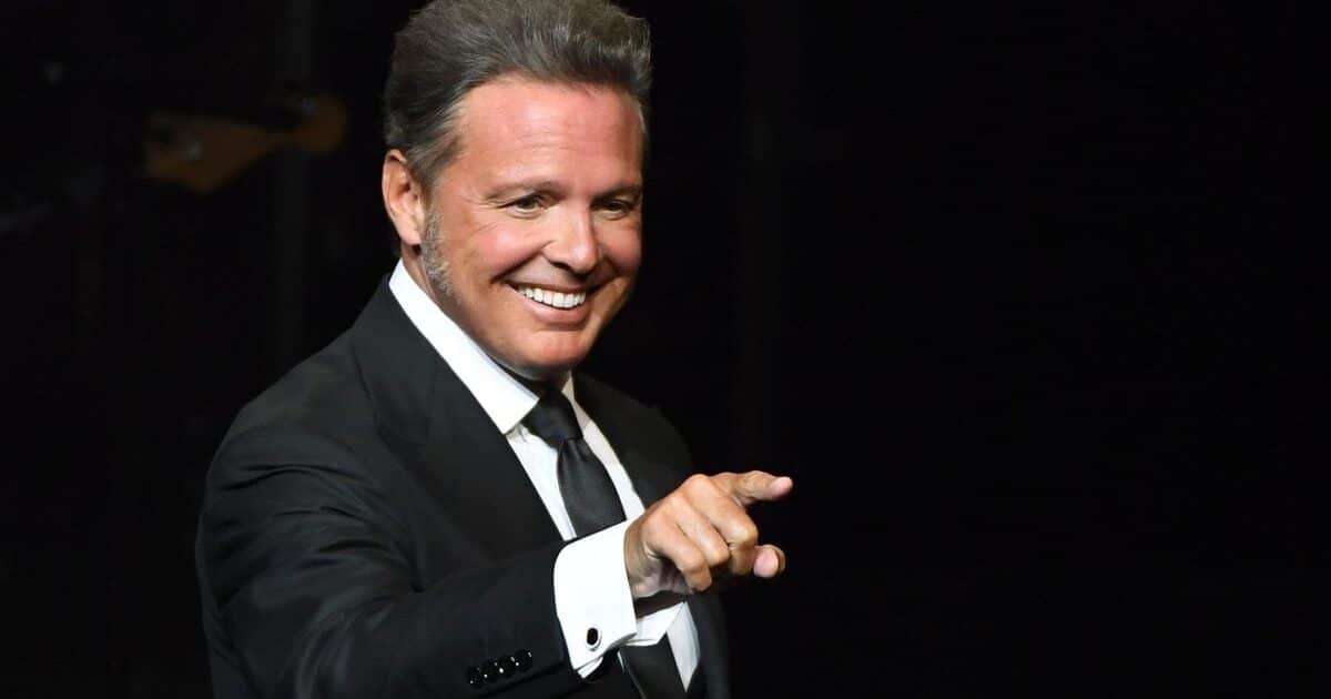 They report that Luis Miguel has pneumonia after a relapse of COVID