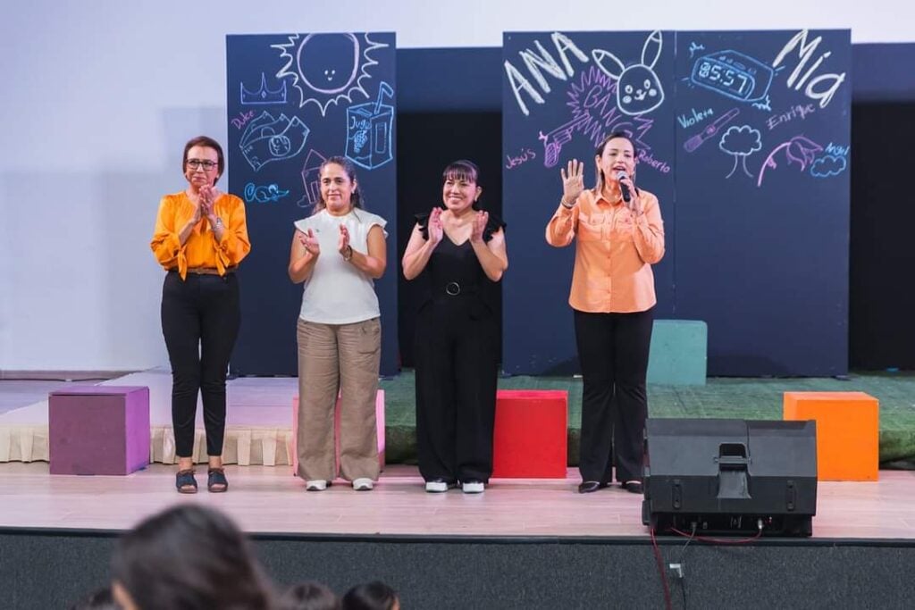 Directora del Instituto Municipal de las Mujeres, Xochitl Berenice Soto Fierro, felicitando a los jóvenes tras la presentación.