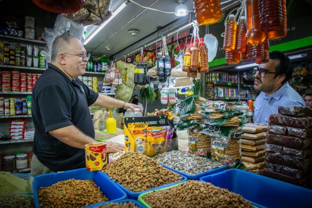 Rocha Moya y Gámez Mendívil visitan el mercado Gustavo Garmendia