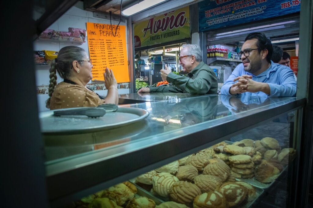 Rocha Moya y Gámez Mendívil visitan el mercado Gustavo Garmendia