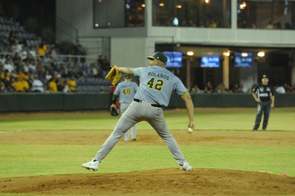 Ronald Bolaños durante el juego inaugural en Navojoa