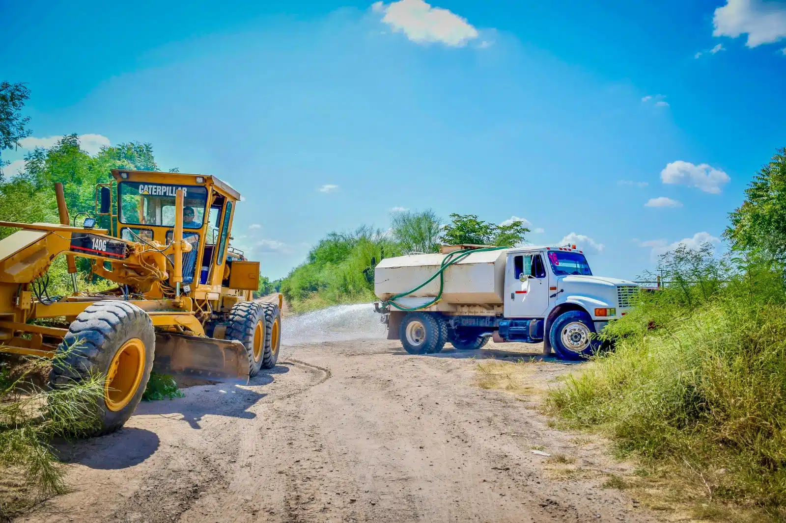 Maquinaria operando para la rehabilitación de caminos rurales al norte de Salvador Alvarado.