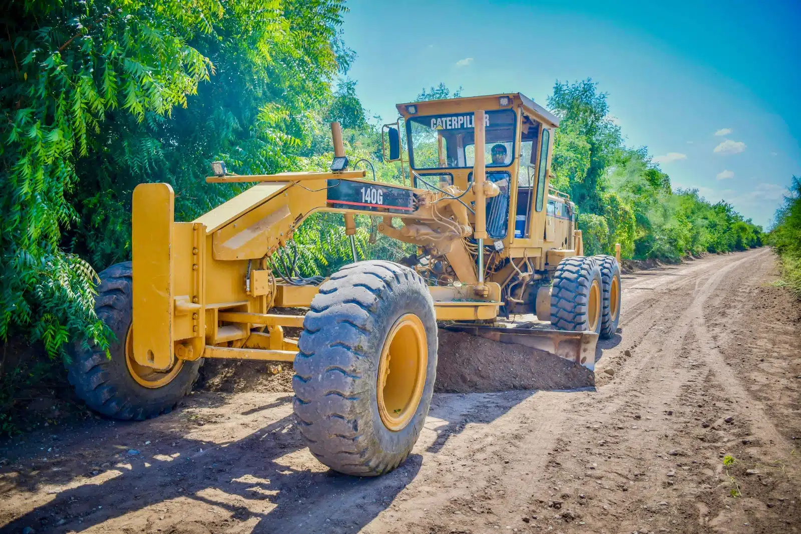 Maquinaria operando para la rehabilitación de caminos rurales al norte de Salvador Alvarado.