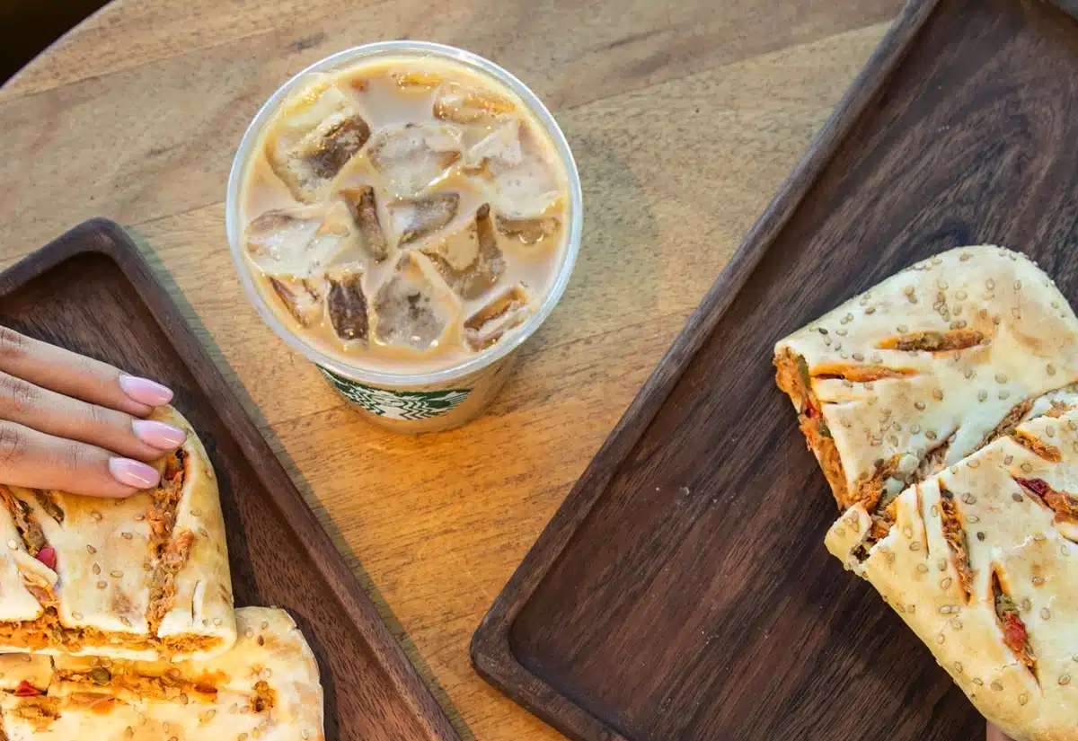 Café frío de Starbucks y un croissant