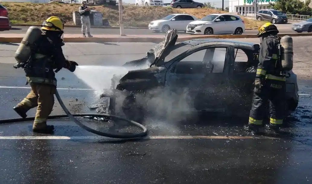 Se incendia auto en medio de calle en fraccionamiento Montebello, Culiacán