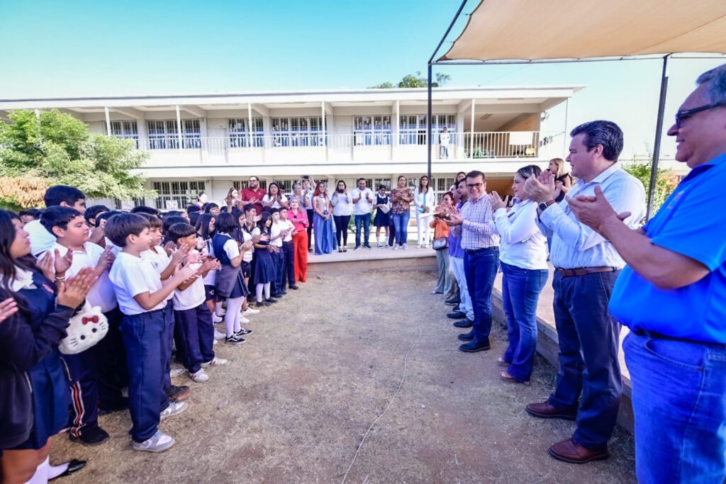 Inauguración de las nuevas aulas para la secundaria "Nueva Creación".