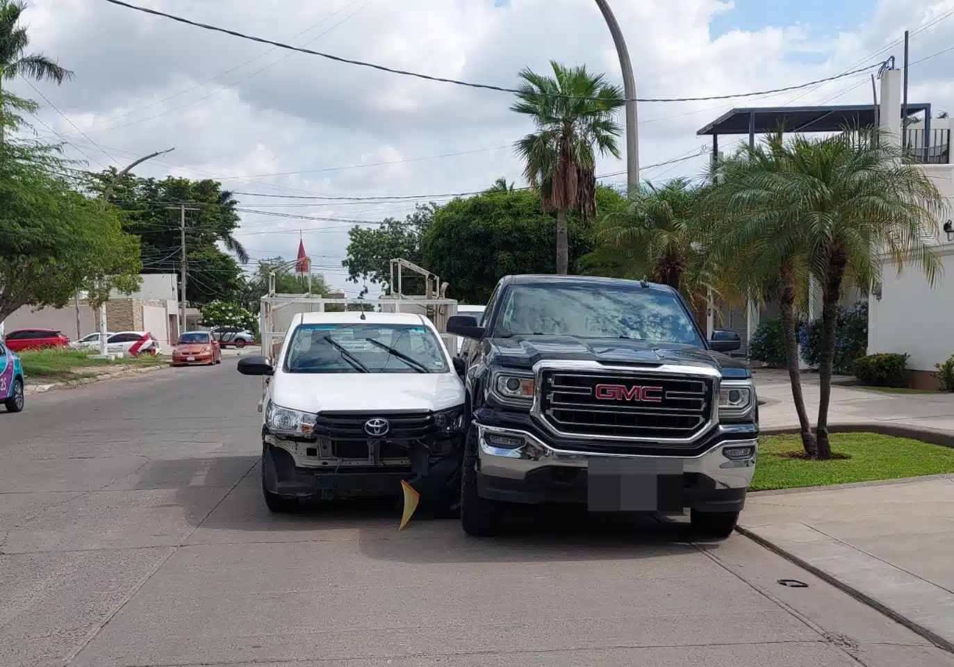 Sujeto se roba una camioneta gasera y choca al huir en Los Mochis