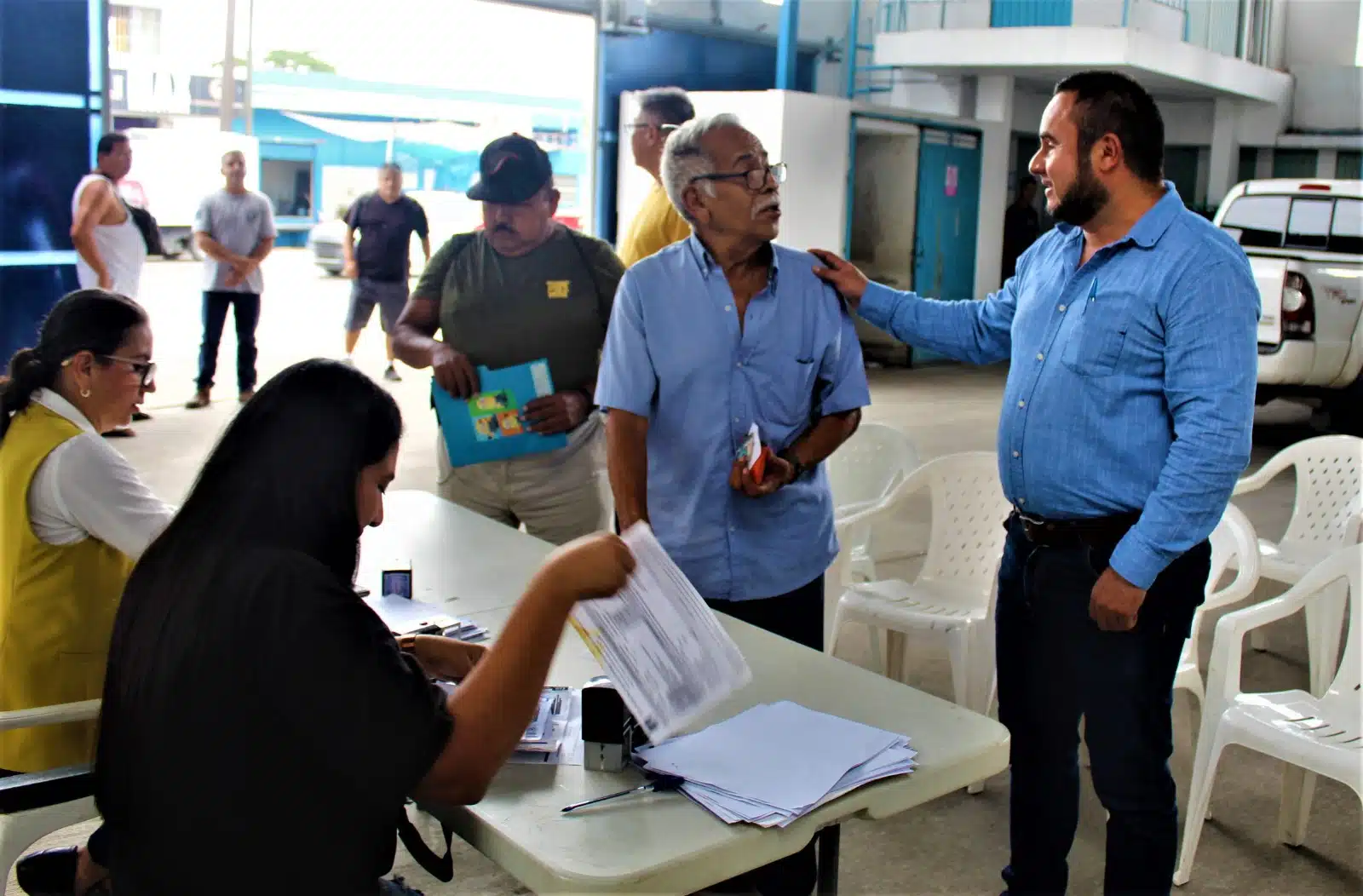 Adulto mayor acudiendo a realizar su trámite para obtener la tarifa social de Jumapam.