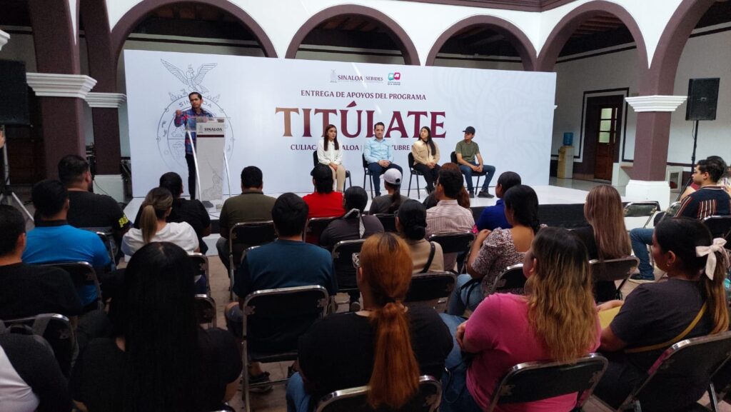 Entrega de apoyos económicos del programa "Titúlate".