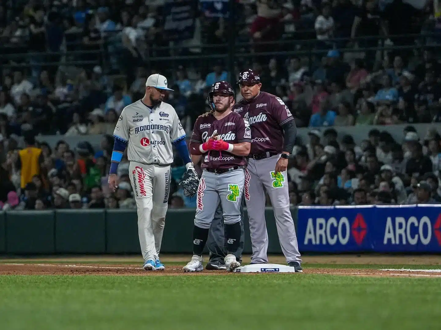 Beisbolistas de Algodoneros de Guasave y Tomateros de Culiacán