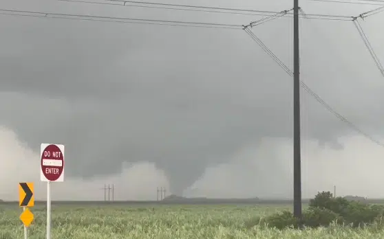 SRE emite nueva alerta para los mexicanos en Florida por la formación de tornados