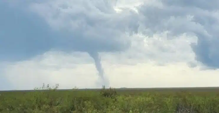 Tornado cruza una carretera de Florida