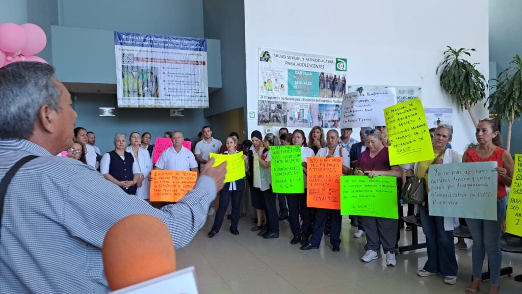 Trabajadores de Salud protestan contra el IMSS-Bienestar en Los Mochis