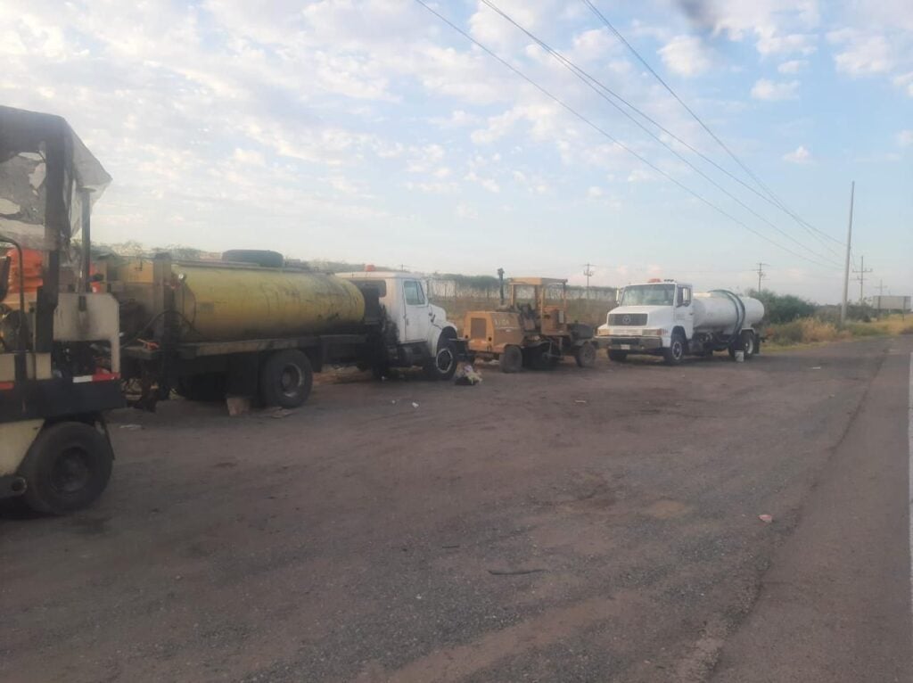 Trabajos de reencarpetado de la carretera Bacorehuis-México 15 en el Valle del Carrizo, Ahome.