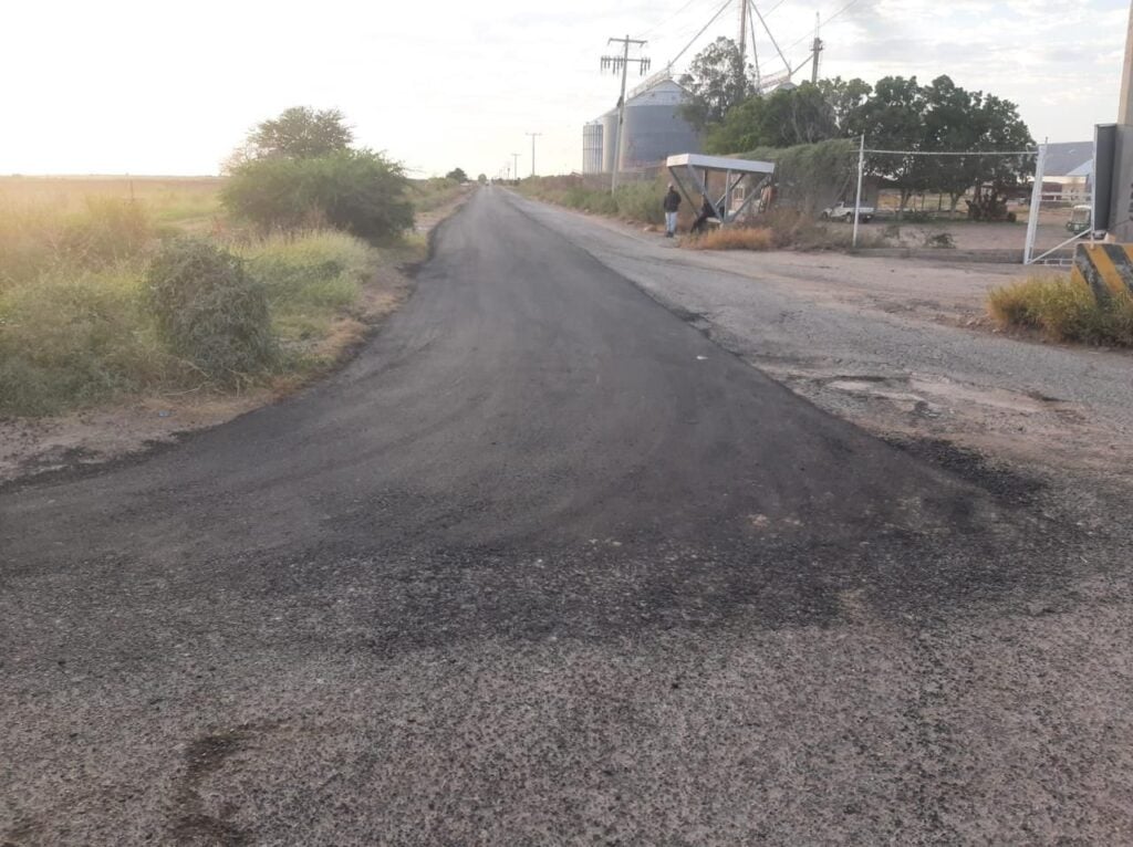 Trabajos de reencarpetado de la carretera Bacorehuis-México 15 en el Valle del Carrizo, Ahome.