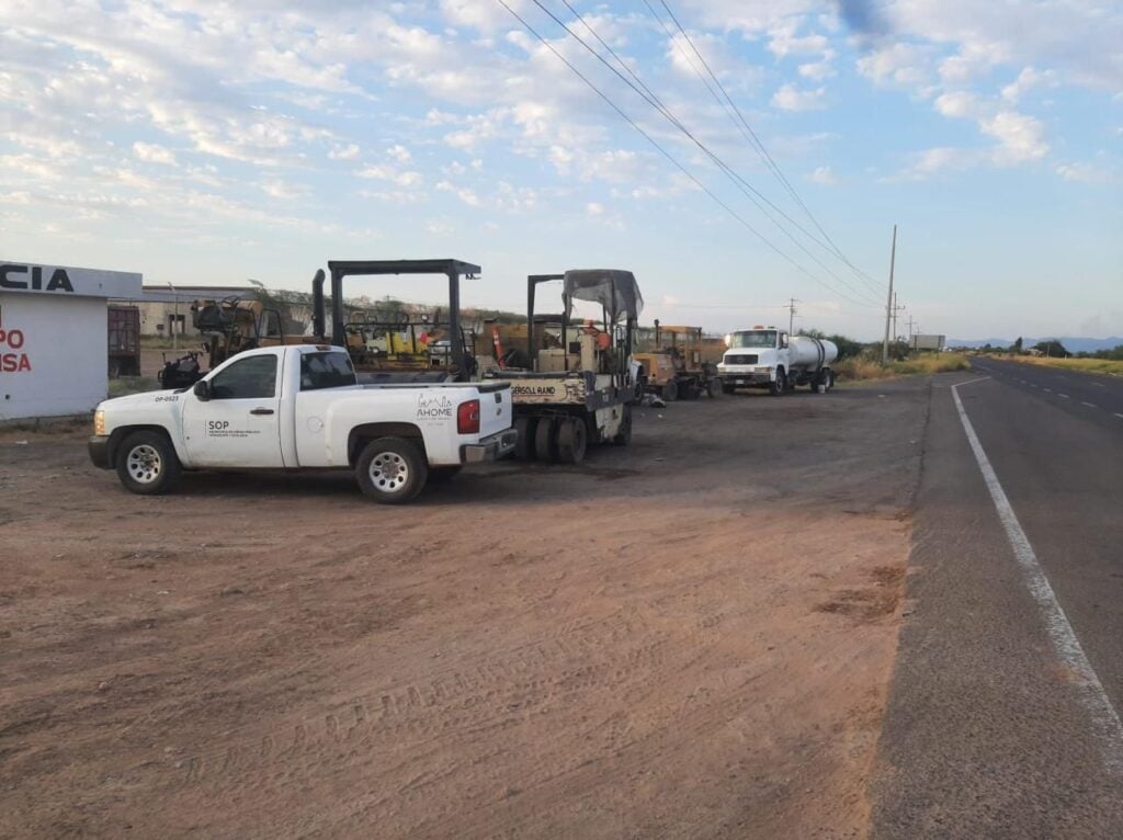 Trabajos de reencarpetado de la carretera Bacorehuis-México 15 en el Valle del Carrizo, Ahome.