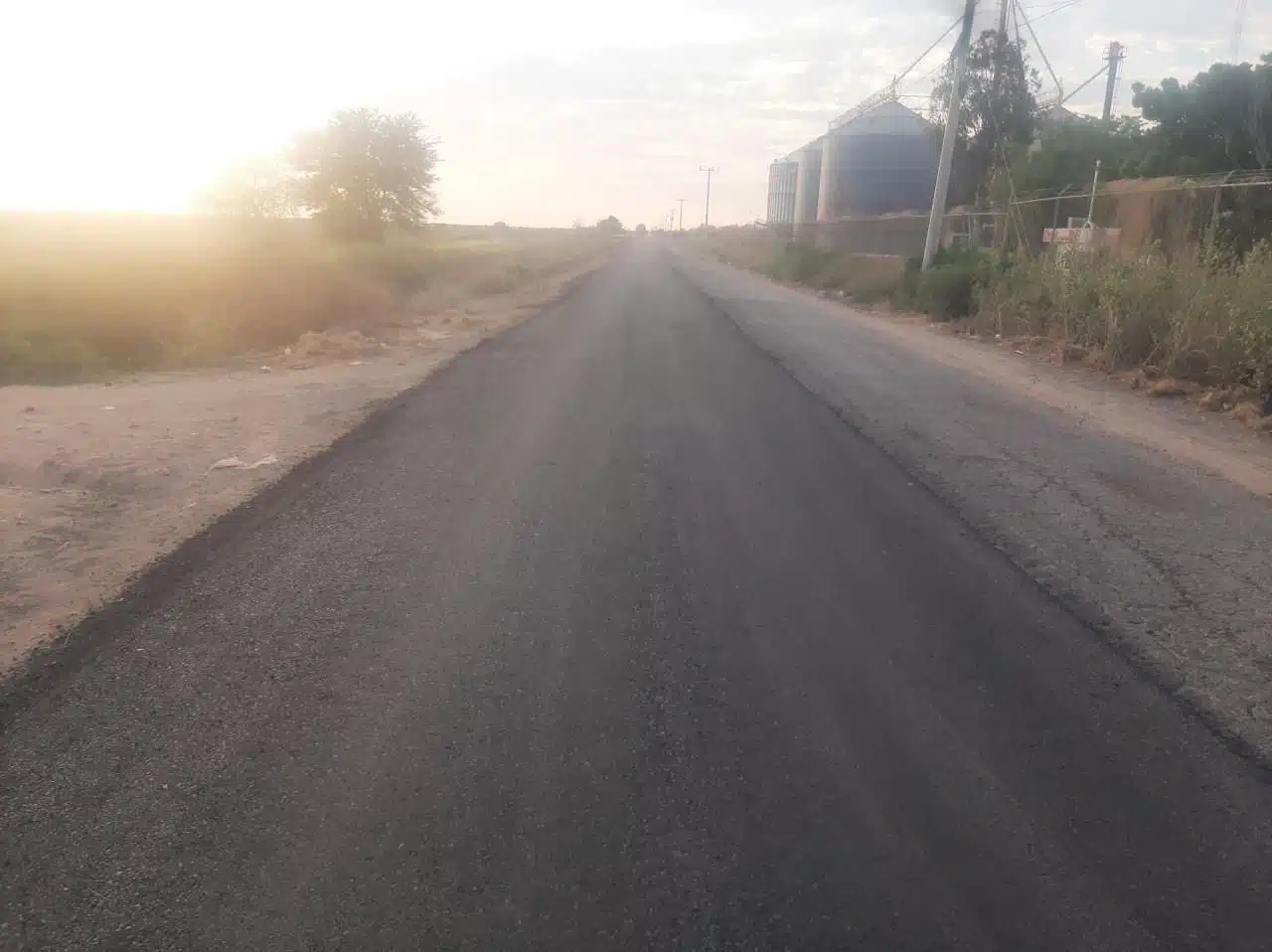 Trabajos de reencarpetado de la carretera Bacorehuis-México 15 en el Valle del Carrizo, Ahome.