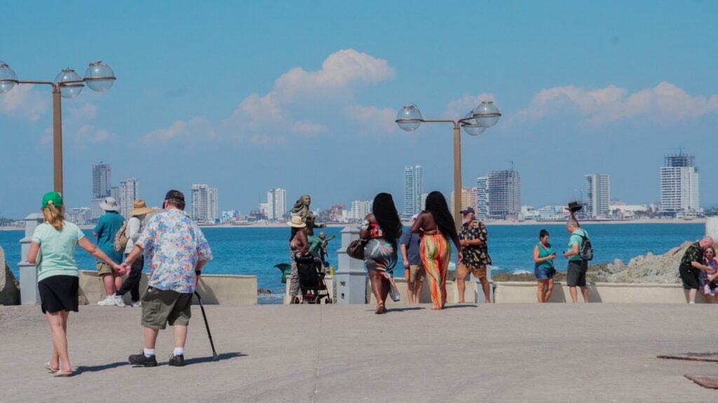 Turistas paseando por el malecón de Mazatlán.