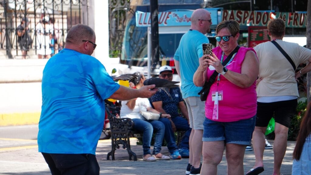 Turistas disfrutando su estadía en Mazatlán.