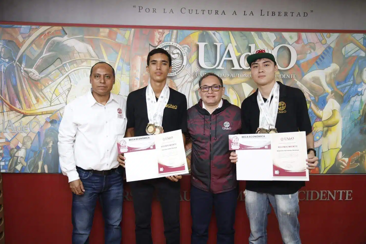 UAdeO entrega becas a Alejandro Hernández y Juan Valdez (1)