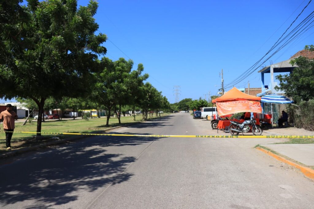 Vecinos de la Jaripillo bloquean la avenida de Las Torres en Mazatlán