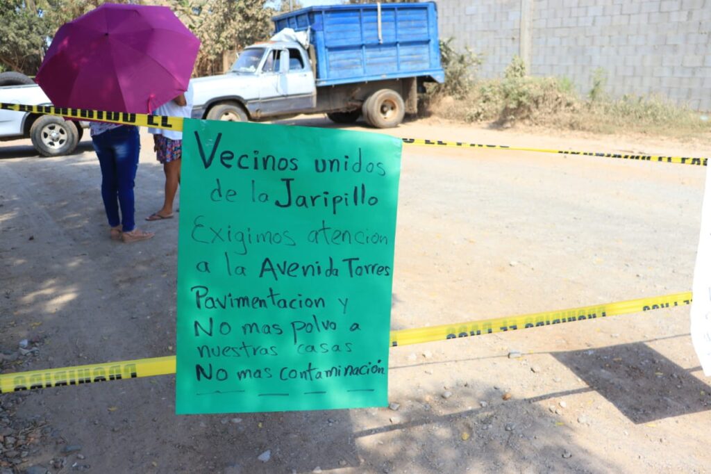 Vecinos de la Jaripillo bloquean la avenida de Las Torres en Mazatlán